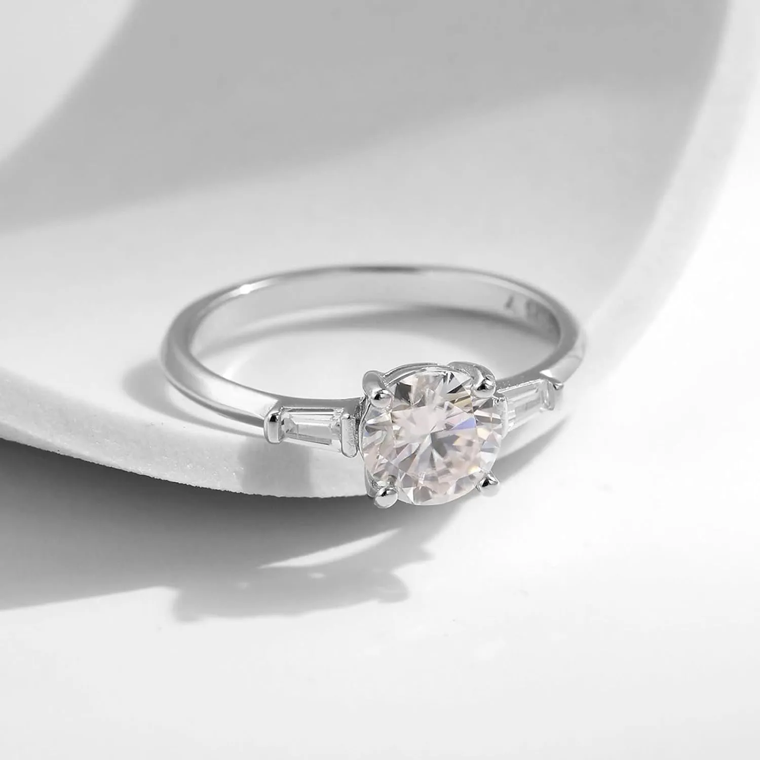 Women 9K/14K White Gold Round Shape Elegant 1Ct Band for Proposal Jewelry Moissanite Engagement Rings, Wedding Ring boot for 